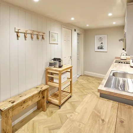 Host & - The Salt Nook Apartment Whitby